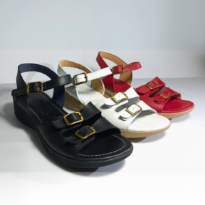 Sandalia de cuero con tiras y hebillas